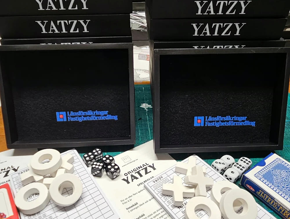 Yatzy-boxar med företagslogga i botten