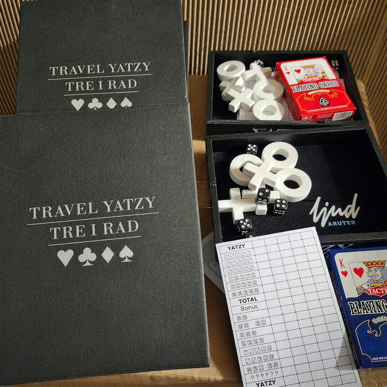 Travel Yatzy-boxar packade med vita pjäser, tärningar, scoreblock och kortlek